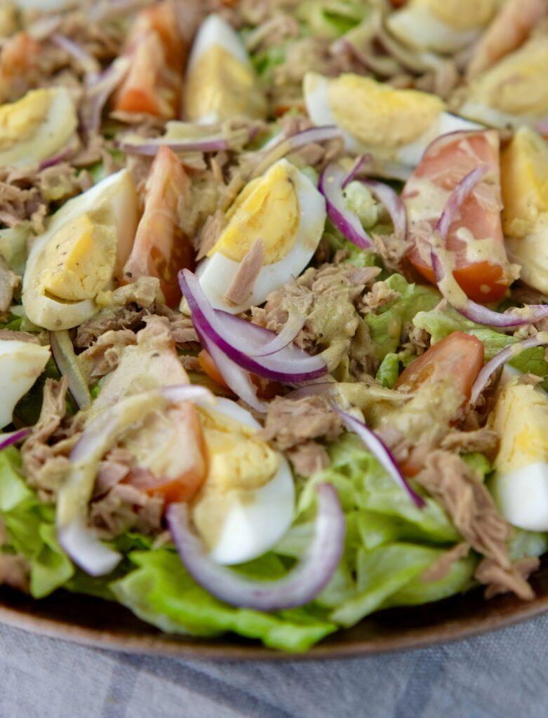 warstwowa sałatka z tuńczykiem i jajkiem