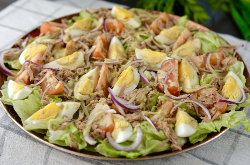 Sałatka z tuńczykiem i jajkiem