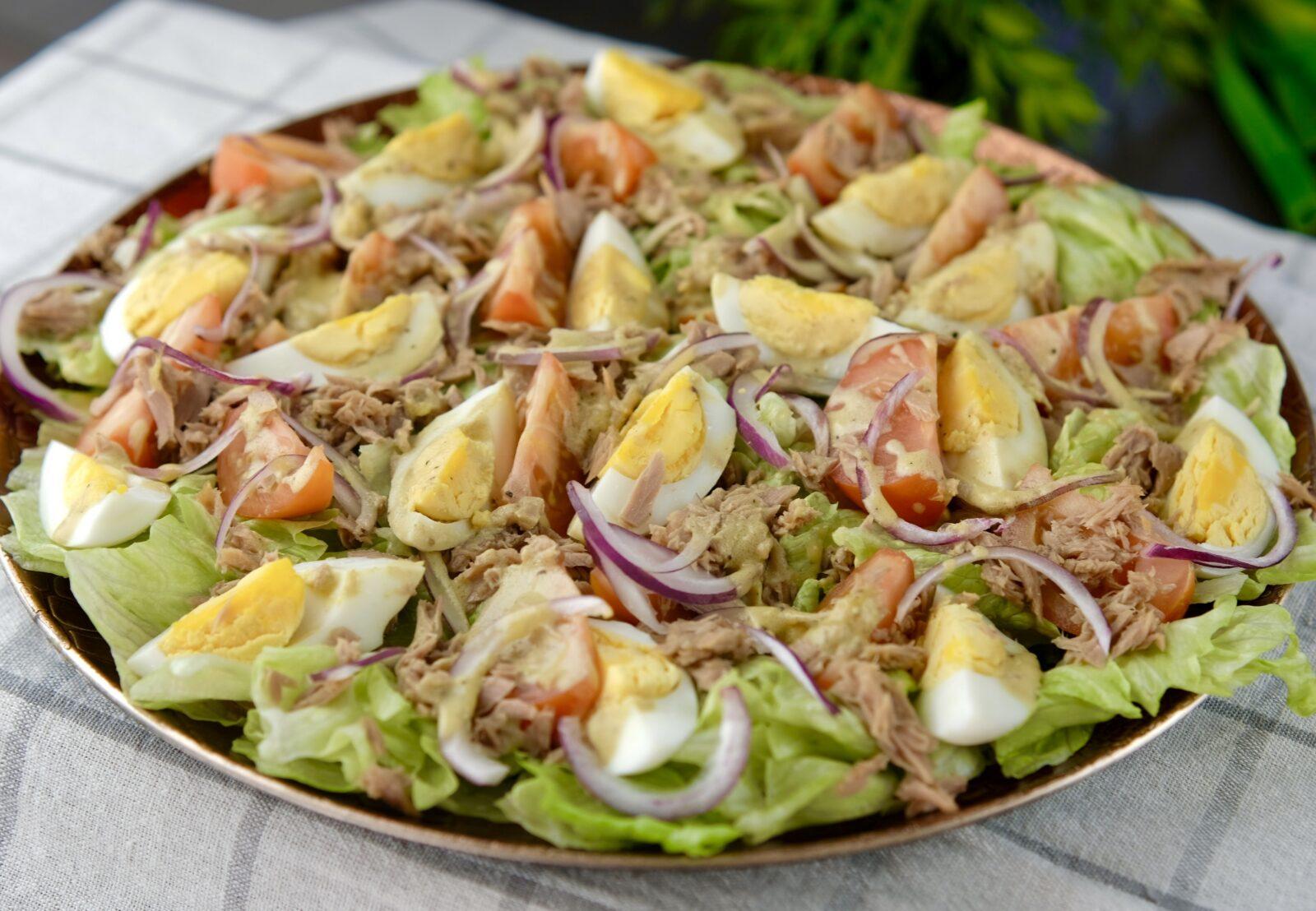 sałatka z tuńczykiem i jajkiem