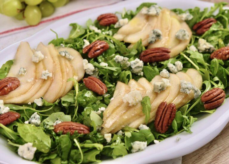 Sałatka z gruszką i serem pleśniowym