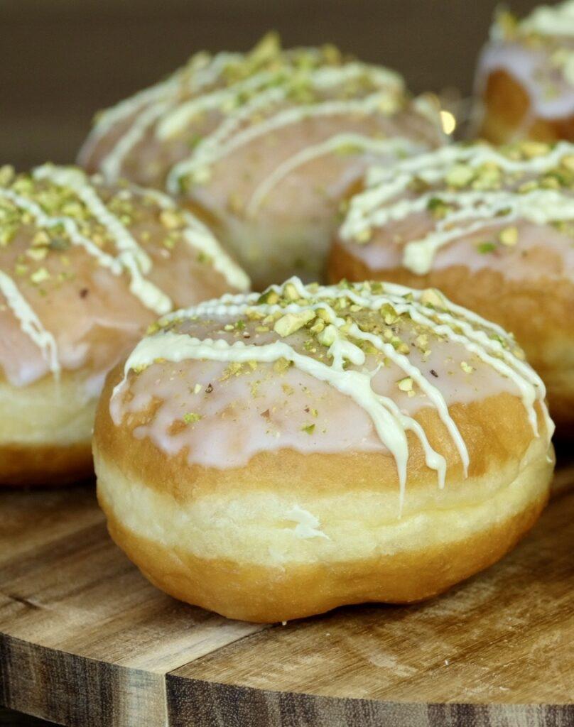 Pączki z kremem pistacjowym