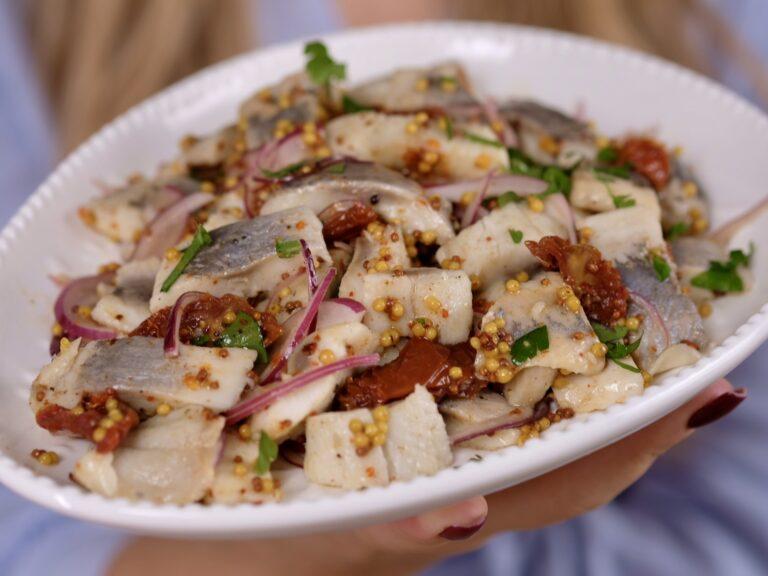 Śledzie z suszonymi pomidorami