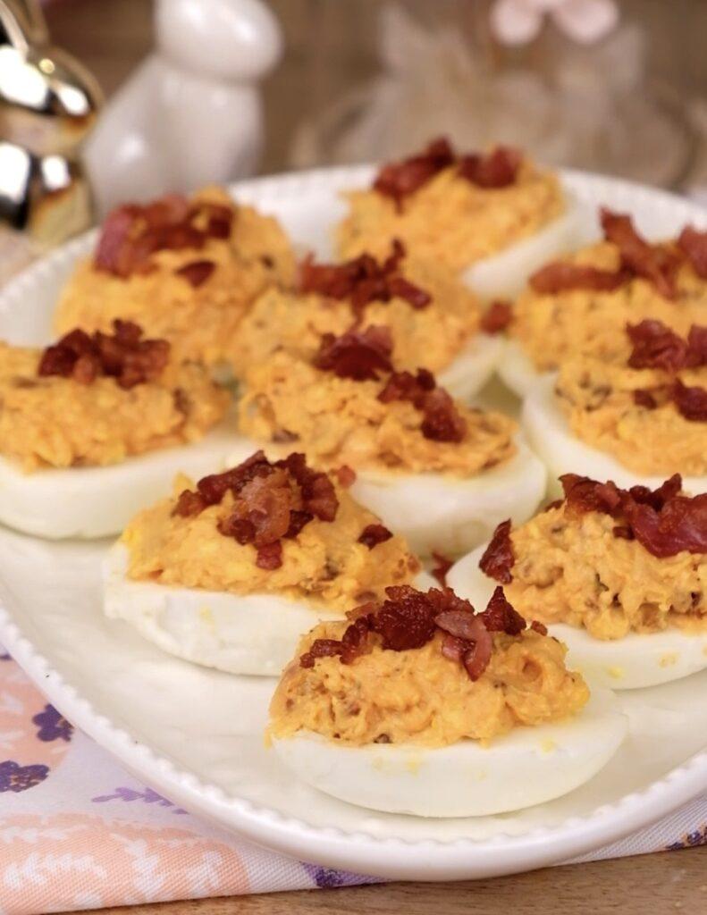 jajka faszerowane bekonem i serem cheddar