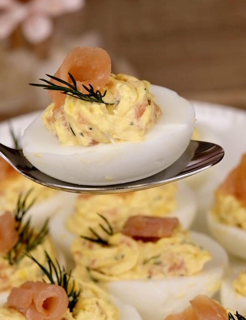 jajka faszerowane łososiem