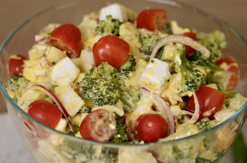 sałatka z brokułem i jajkiem