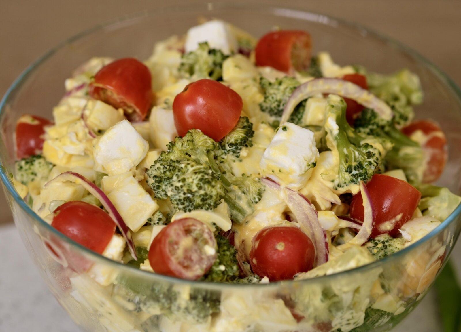 sałatka z brokułem i jajkiem