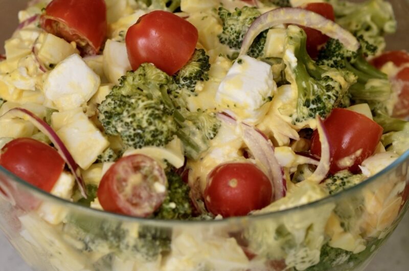 Sałatka z brokułem i jajkiem 