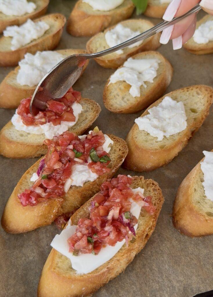 bruschetta z pomidorami i burratą